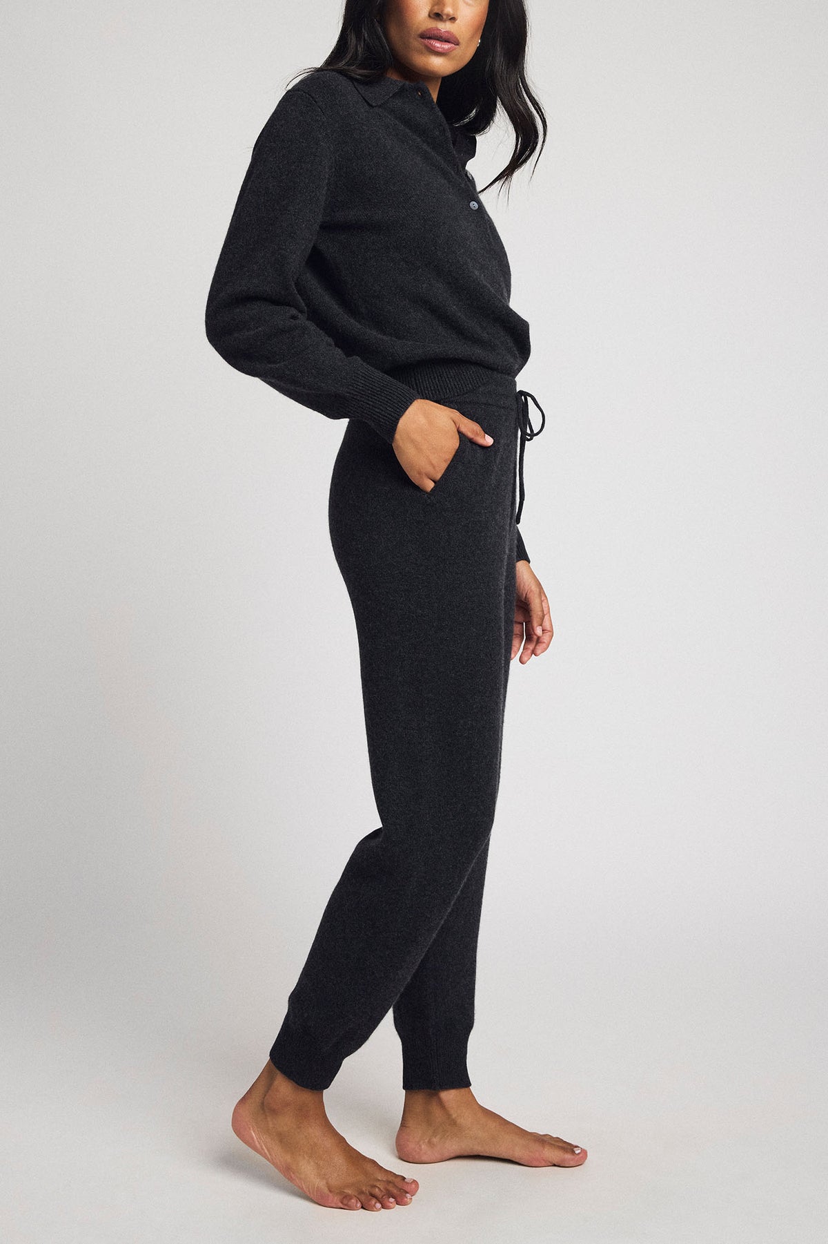Flint cashmere jogger, side view