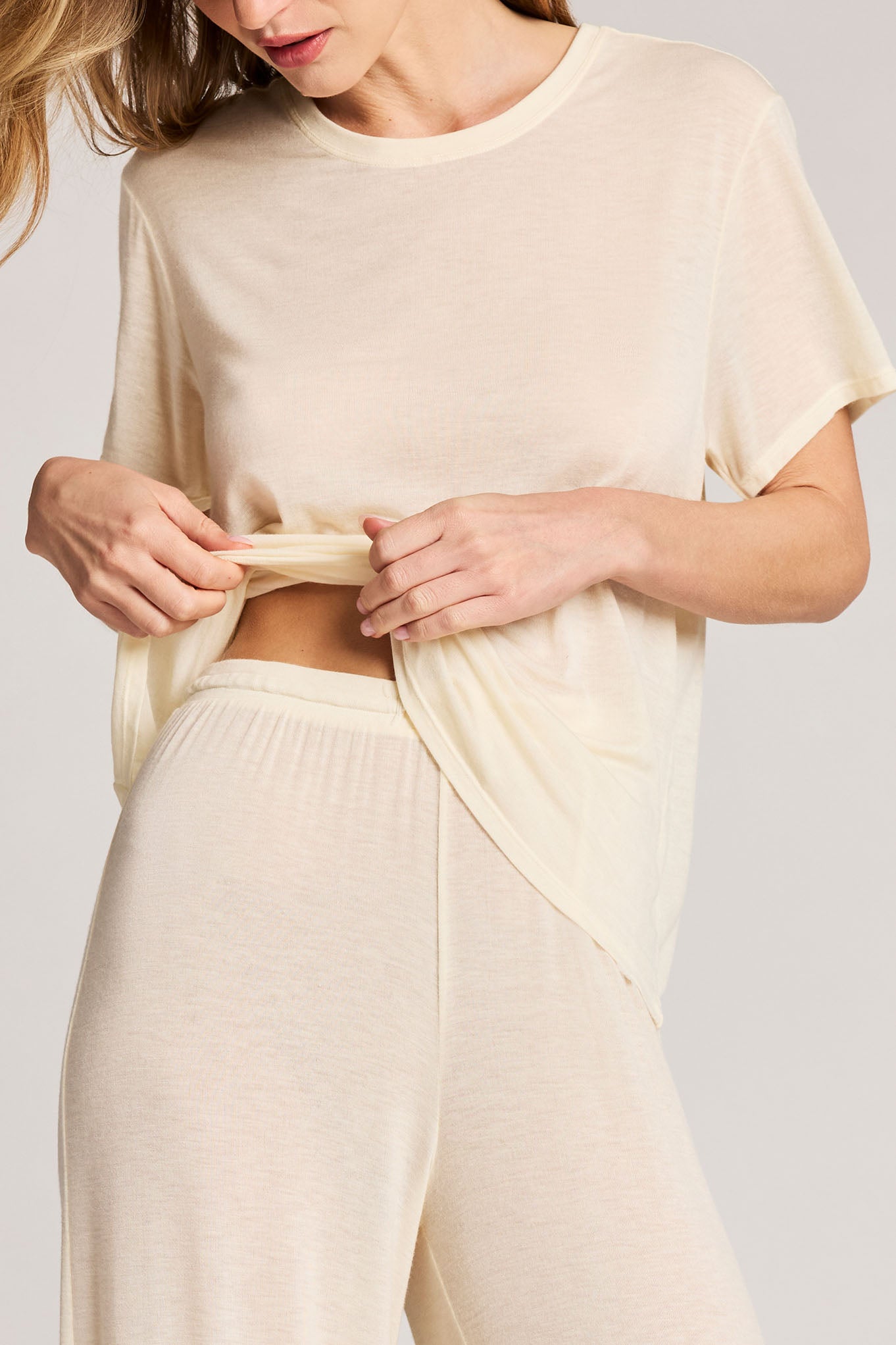Fino Featherweight Cashmere Boyfriend Tee in Cream