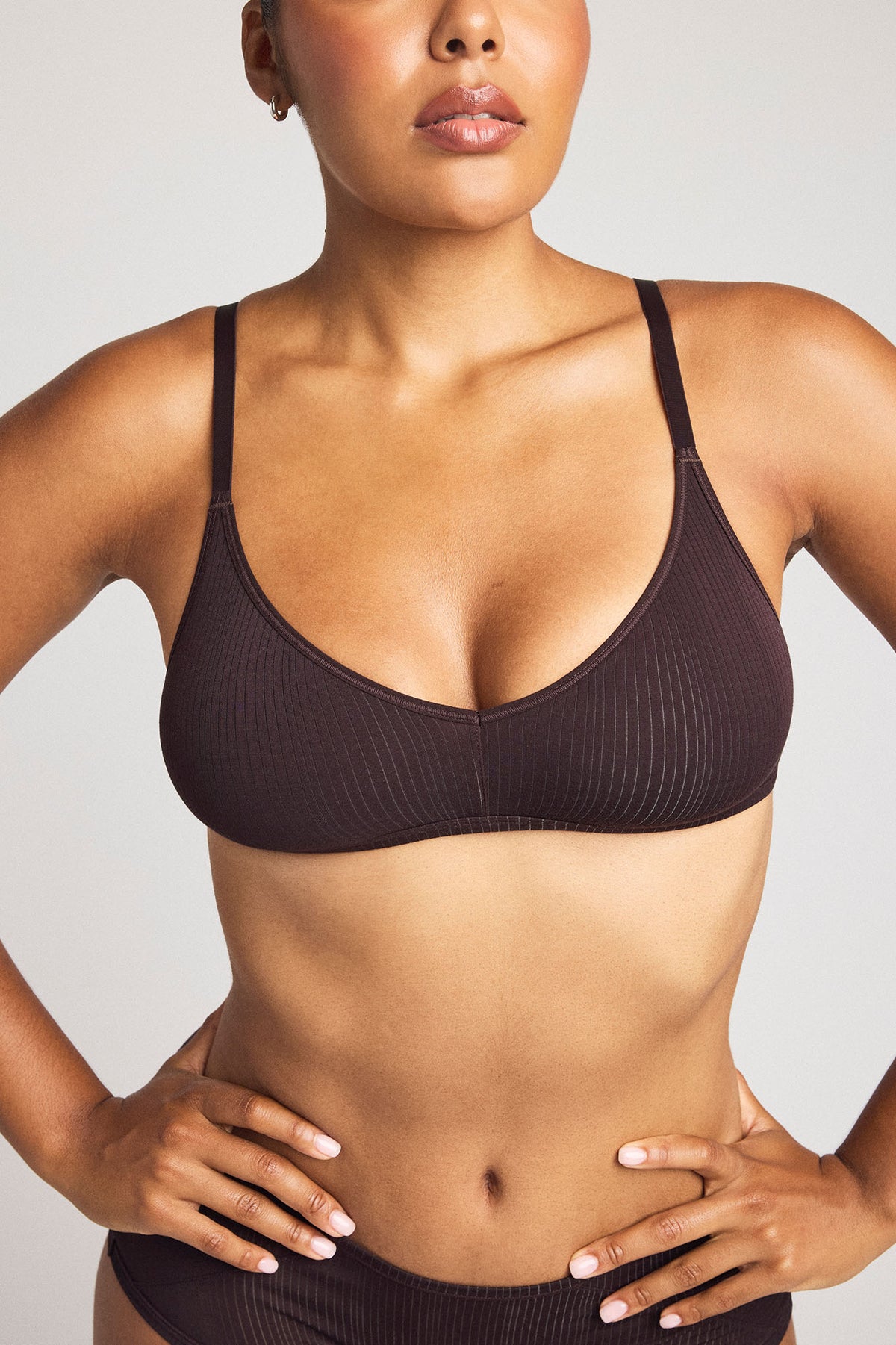 Non-wire bra in dark brown with smooth ribbed cups and scoop neckline