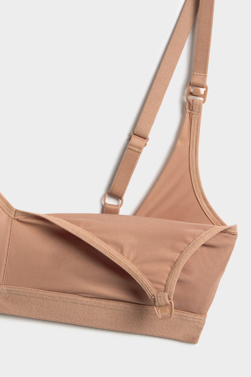 Adjustable clips at the front strap for easy access