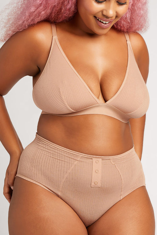Hannah is a 36DD wearing our size 4 [Hannah 4]